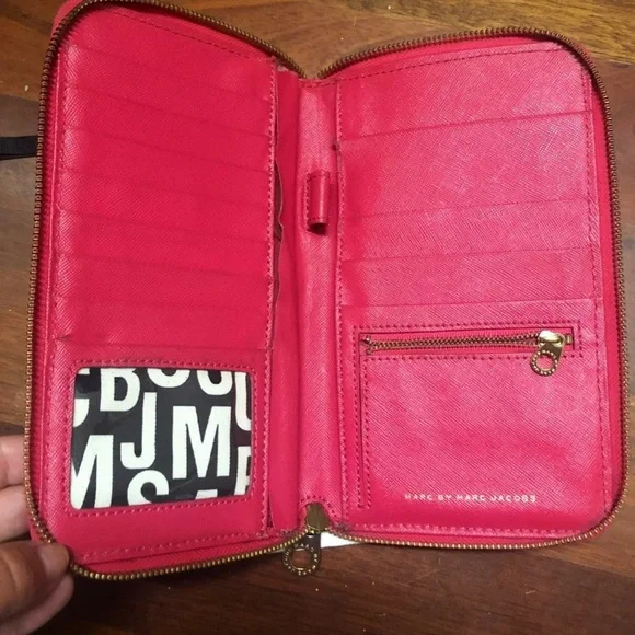 Marc Jacobs Oversized Zip Around Wallet - Picture 2 of 10